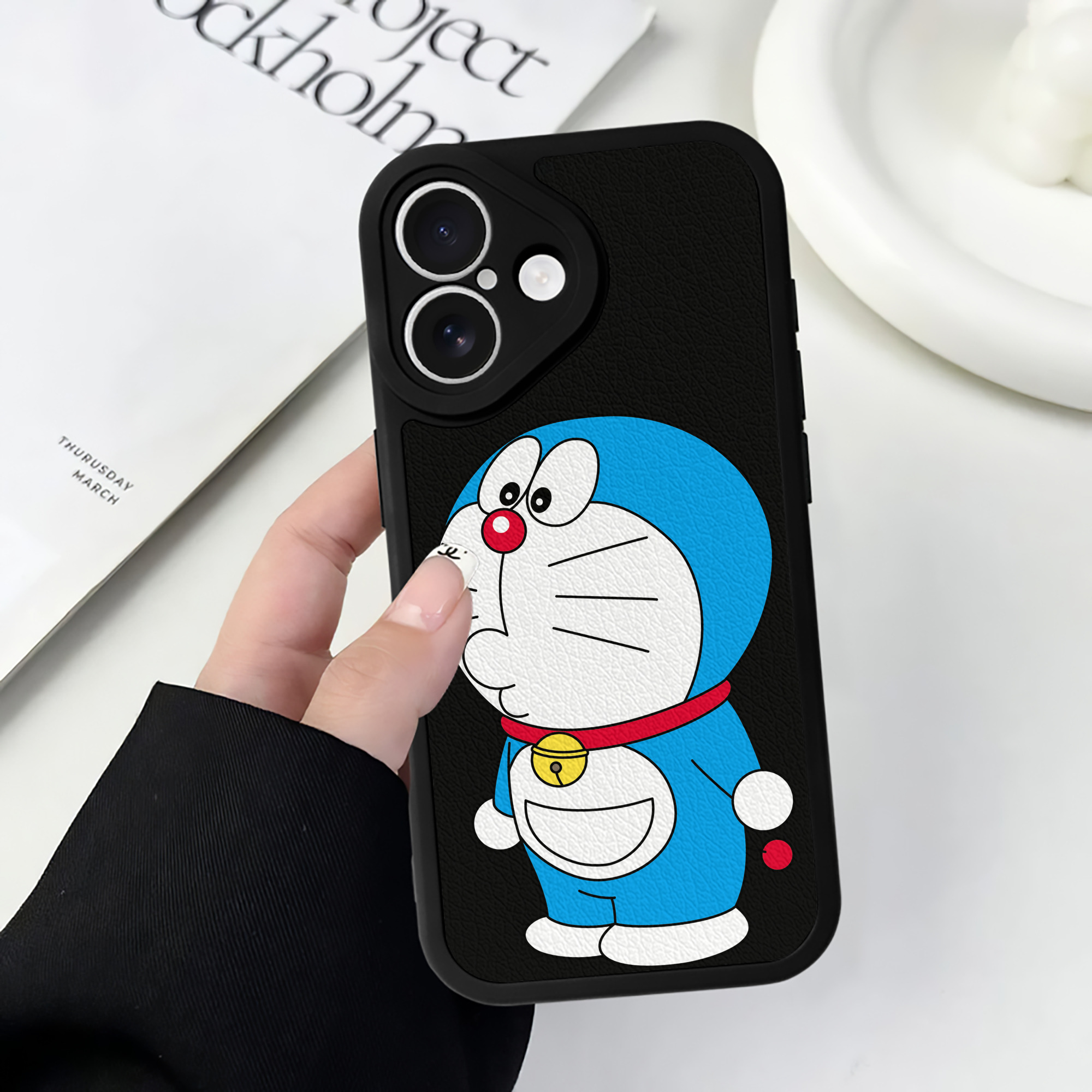 （画像用） ドラえもん Doraemon 【iPhone 16シリーズ対応】シリコンスマホケース（レザー調） 材質：シリコン